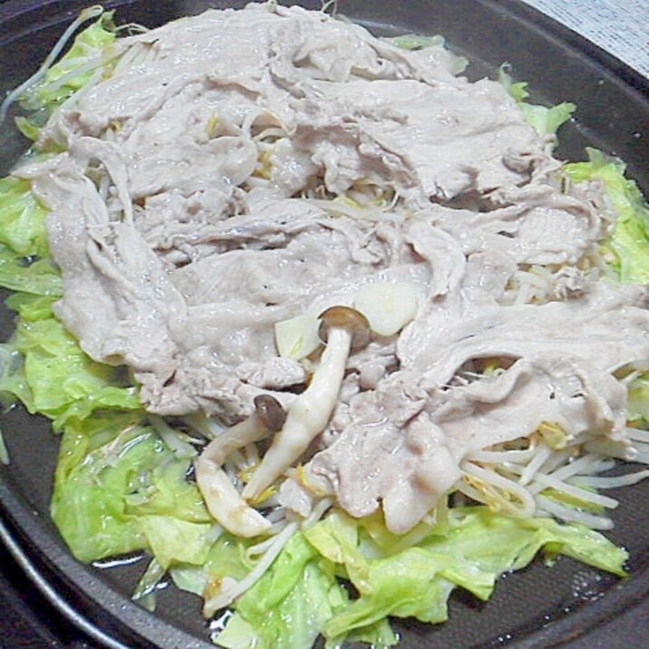 ホットプレートで!蒸し焼きしゃぶ(もやしたっぷり)